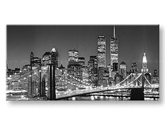 Detailní pohled na tisk s nočním panoramatem New Yorku, kde jsou vidět osvětlené budovy a most, s patrnou texturou plátna Papilora.