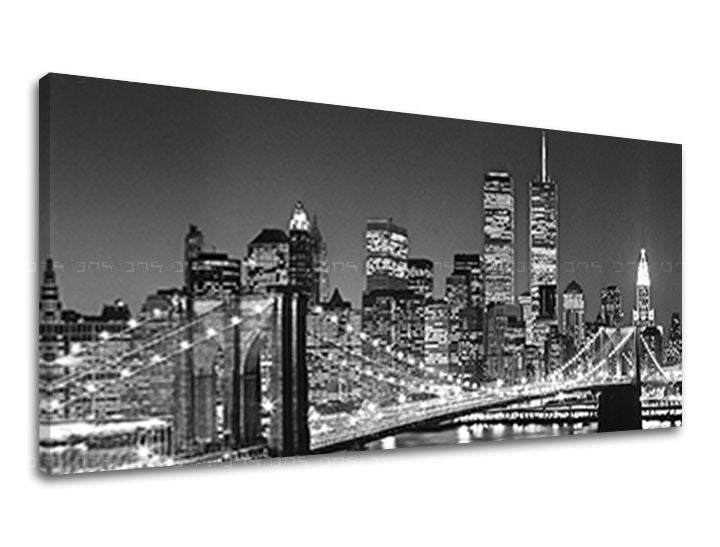 Černobílý tisk nočního panoramatu New Yorku s Brooklynským mostem a osvětlenými mrakodrapy na plátně s viditelným dřevěným rámem Papilora.