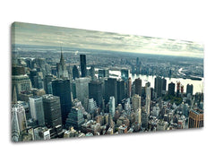 Pohled z výšky na panorama New Yorku s mrakodrapy a řekou, v odstínech šedé a modré, na plátně Papilora.