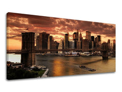 Umělecké dílo na plátně zobrazuje panoráma New Yorku s Brooklynským mostem a mrakodrapy při západu slunce s oranžovo-hnědými mraky, Papilora.