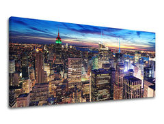 Na plátně je zachyceno noční panorama New Yorku s osvětlenými mrakodrapy a dominantní budovou Empire State Building v červeno-zelených barvách, pod tmavě modrou oblohou Papilora.