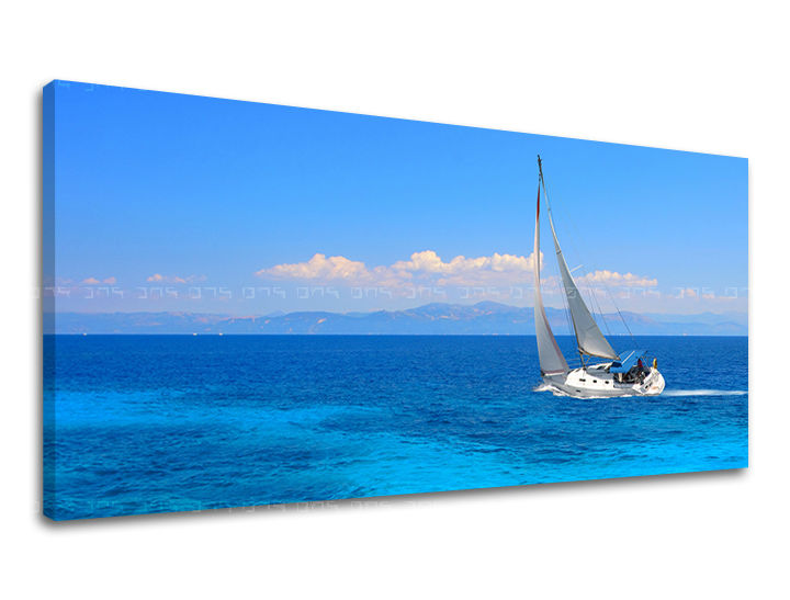 Plachetnice plující po tyrkysově modrém moři pod jasně modrou oblohou, zobrazená na napnutém plátně s viditelným dřevěným rámem Papilora.