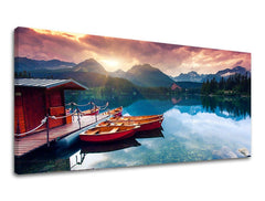 Rustikální obraz na plátně s motivem PANORÁMA SLOVENSKO, jezero, hory, přístaviště, krajina v fialovo-modrých odstínech, klidná atmosféra, vhodný do obývacího pokoje – hlavní