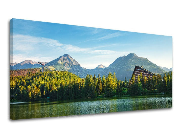 Obraz na plátně zachycuje malebné Štrbské pleso s horami a lesy pod jasně modrou oblohou, Papilora.