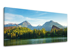 Obraz na plátně zachycuje malebné Štrbské pleso s horami a lesy pod jasně modrou oblohou, Papilora.