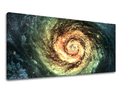 Na plátně je vidět fascinující spirální galaxie s oranžovým a zeleným nádechem, zasazená do dřevěného rámu Papilora.