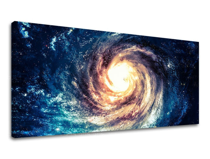 Na tomto plátně je zobrazena spirální galaxie s jasným středem a rozptýlenými hvězdami v modrých a oranžových odstínech, Papilora.