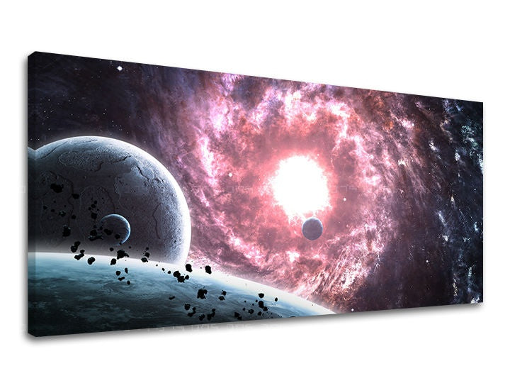 Na plátně je zobrazen vesmírný výjev s planetami a růžovou galaxií, připravený k zavěšení, Papilora.