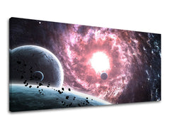 Na plátně je zobrazen vesmírný výjev s planetami a růžovou galaxií, připravený k zavěšení, Papilora.