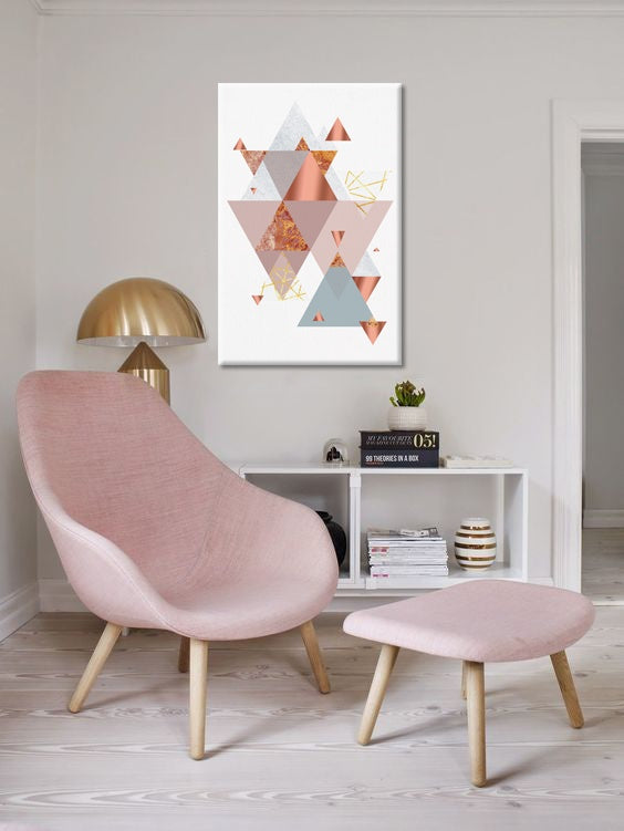 Moderní interiér zdobí obraz s geometrickými tvary trojúhelníků v pastelových barvách nad dřevěnou konzolí Papilora.