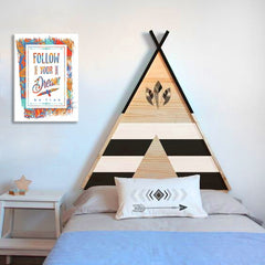 V boho stylu obraz s motivem PRO DĚTI, pírko, náboženský motiv v bílo-šedých odstínech | Obraz na stěnu PRO DĚTI, sny a příroda – náhled