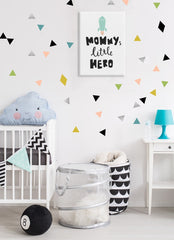 Detailní náhled na raketu a nápis Mommy's little hero na bílém pozadí Papilora.