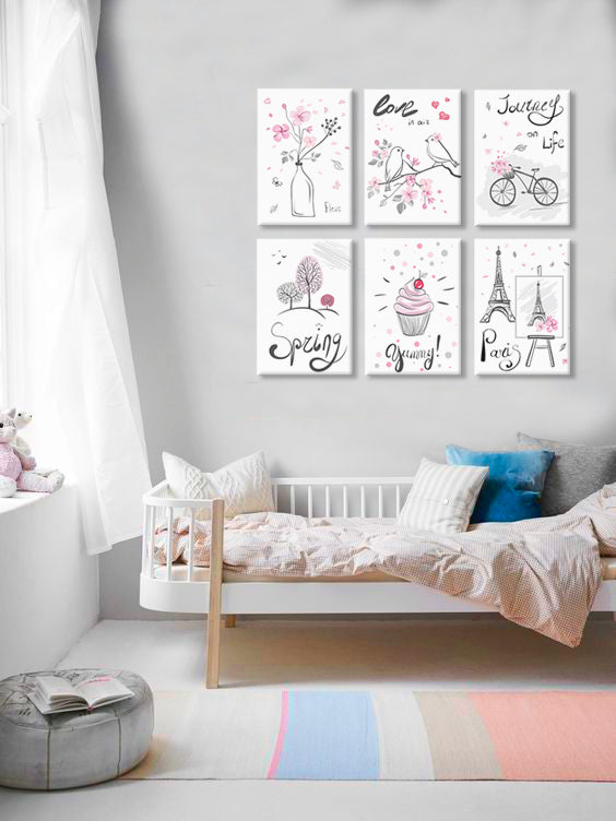 Sada šesti roztomilých ilustrací s růžovými a černými motivy, jako jsou květiny, ptáci a Eiffelova věž, na plátně s viditelným dřevěným rámem Papilora.