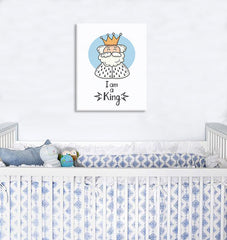Kresba usměvavého krále s korunou a nápisem „I am a King“ na plátně s viditelným dřevěným rámem Papilora.