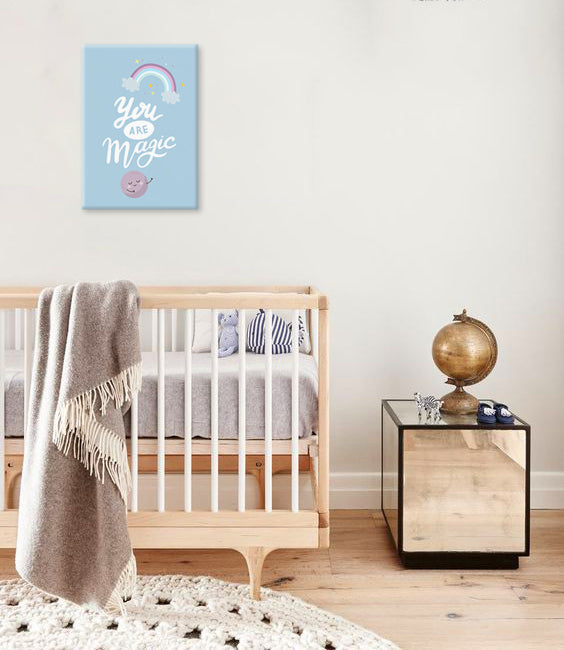 V boho stylu obraz na plátně s motivem PRO DĚTI, duha, oblaka, mapa, dětský motiv v bílo-modrých odstínech, rozmarná atmosféra, vhodný do dětského pokoje – hlavní
