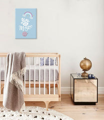 V boho stylu obraz na plátně s motivem PRO DĚTI, duha, oblaka, mapa, dětský motiv v bílo-modrých odstínech, rozmarná atmosféra, vhodný do dětského pokoje – hlavní