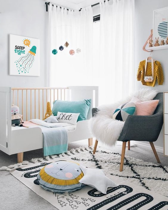 Kompozice s modro-zelenou medúzou a hvězdami, která září na bílém pozadí, Papilora.