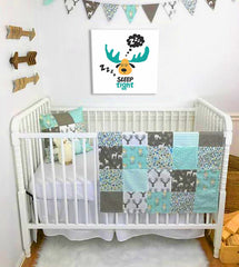 Umělecké dílo na plátně zobrazuje spícího losa s tyrkysovými parohy a nápisem „Sleep tight“ na bílém pozadí, připravené k zavěšení, Papilora.