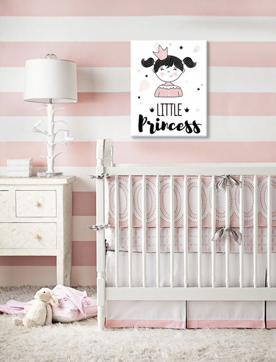 Detailní náhled kompozice s usměvavou holčičkou, růžovou korunkou a nápisem „Little Princess“ Papilora.