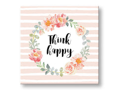 Obraz s růžovými pruhy a květinovým věncem s nápisem „Think happy“ visí v moderním interiéru nad dřevěnou konzolí s vázou a svíčkou, Papilora.