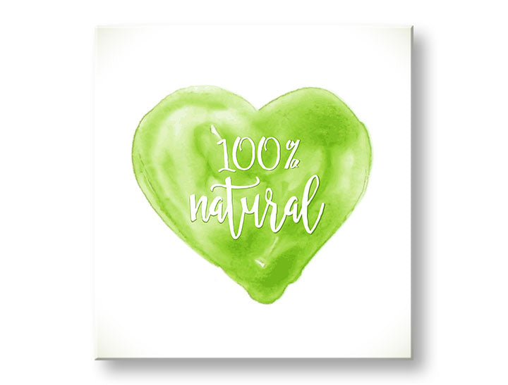 Obraz se zeleným akvarelovým srdcem a nápisem „100% natural“ visí v moderním interiéru nad dřevěnou konzolí s vázou a svíčkou Papilora.