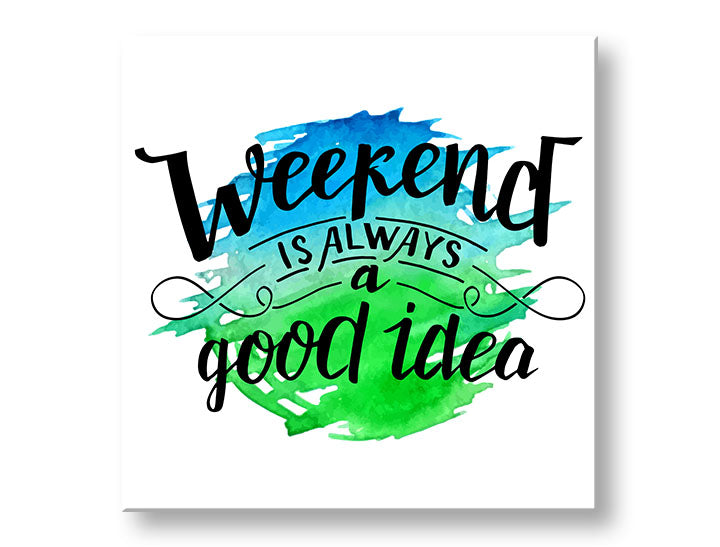 Obraz s citátem „Weekend is always a good idea“ a modrozeleným pozadím visí v moderním interiéru nad dřevěnou konzolí s vázou a svíčkou Papilora.