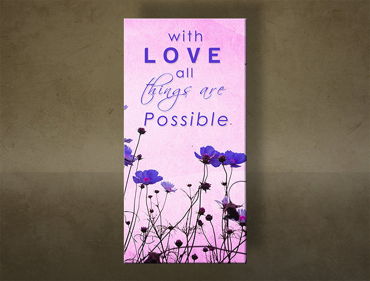 Vertikální plátno s motivačním citátem „With Love all things are Possible“ a fialovými květy na růžovém pozadí, viditelné na dřevěném rámu Papilora.