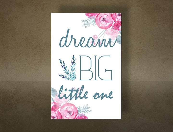 Kompozice s nápisem "dream BIG little one" a jemnými květinovými ornamenty v růžových a modrozelených odstínech, Papilora.
