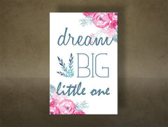 Kompozice s nápisem "dream BIG little one" a jemnými květinovými ornamenty v růžových a modrozelených odstínech, Papilora.