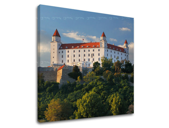 Klasický obraz na plátně s motivem SLOVENSKO, hrad, stromy, obloha, architektura v bílo-modrých odstínech, klidná atmosféra, vhodný do pracovny – hlavní