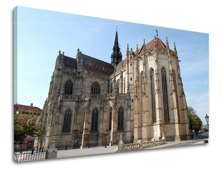 Na tomto plátně je zobrazená majestátní Katedrála svaté Alžběty v Košicích s detailně propracovanou architekturou pod jasně modrou oblohou Papilora.