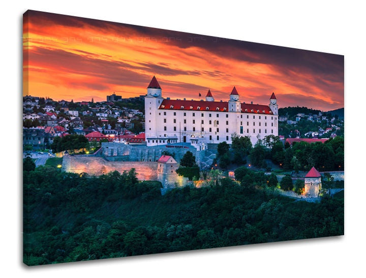Detailní náhled kompozice zachycuje dominantní bílý hrad s červenými střechami na pozadí zářivě oranžového západu slunce Papilora.