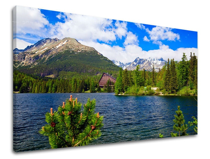 Nádherný pohled na Štrbské pleso s horami a modrou oblohou na tištěném plátně Papilora.
