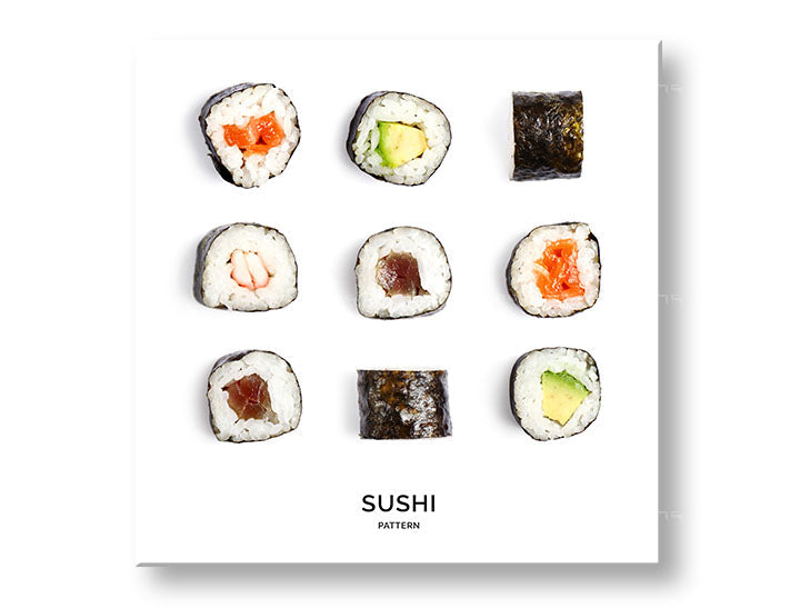 Obraz s motivem sushi rolek visí v moderním interiéru nad dřevěnou konzolí s vázou a svíčkou, Papilora.