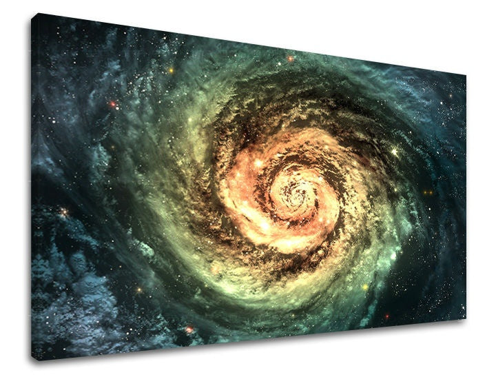 Nádherný tisk spirálové galaxie v oranžových a zelených odstínech na plátně s viditelným dřevěným rámem Papilora.