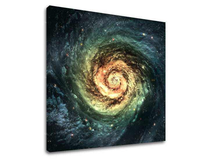 Na plátně je zobrazená spirální galaxie s oranžovým a tyrkysovým nádechem, viditelná na dřevěném rámu Papilora.