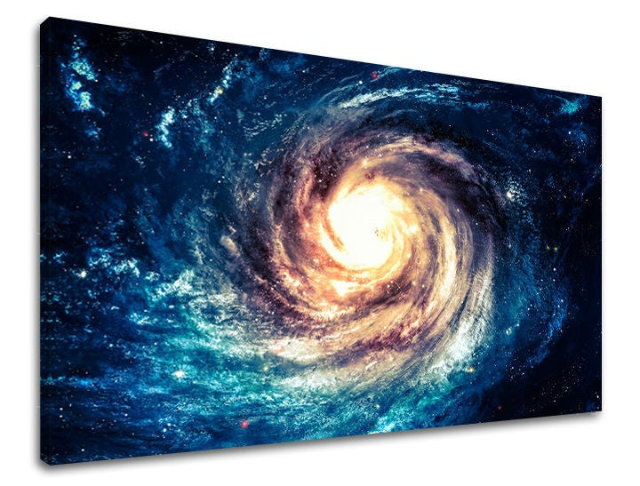 Na plátně je zobrazená spirální galaxie s jasným středem a modrými rameny, viditelná na dřevěném rámu Papilora.