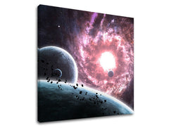 Detailní náhled kompozice zobrazuje planety a vířící růžovou galaxii Papilora.