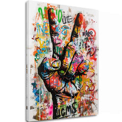 Na plátně je vyobrazena ruka se symbolem míru, obklopená barevnými graffiti a cákanci, v pop-artovém stylu Papilora.