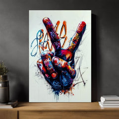 Obraz s motivem barevného gesta vítězství v graffiti stylu visí v moderním interiéru nad dřevěnou konzolí s vázou a svíčkou Papilora.