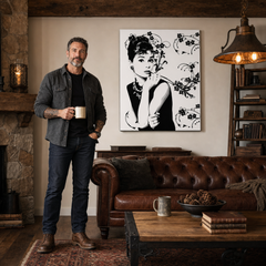 Ručně malovaný obraz POP Art Sleva -15% Audrey Hepburn ah4 – obraz v moderním mužském interiéru, lifestyle vizualizace. Dominantní barvy: černá, bílá, šedá.