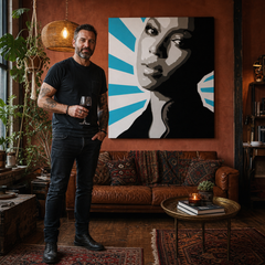 Ručně malovaný obraz POP Art BEYONCÉ 1 kus bey5 – obraz v moderním mužském interiéru, lifestyle vizualizace. Dominantní barvy: černá, modrá, bílá, šedá, hnědá.