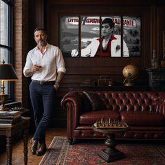 Obraz Tonyho Montany v červené košili a bílém saku na černobílém pozadí s nápisem „Little Havana Restaurante“ visí v moderním stylovém interiéru nad dřevěnou konzolí s vázou a svíčkou Papilora.