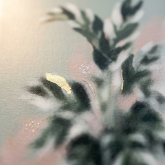 Detailní makro záběr na ručně malované impasto tahy akrylovou barvou na plátně, patrná reliéfní textura a umělecký povrch.