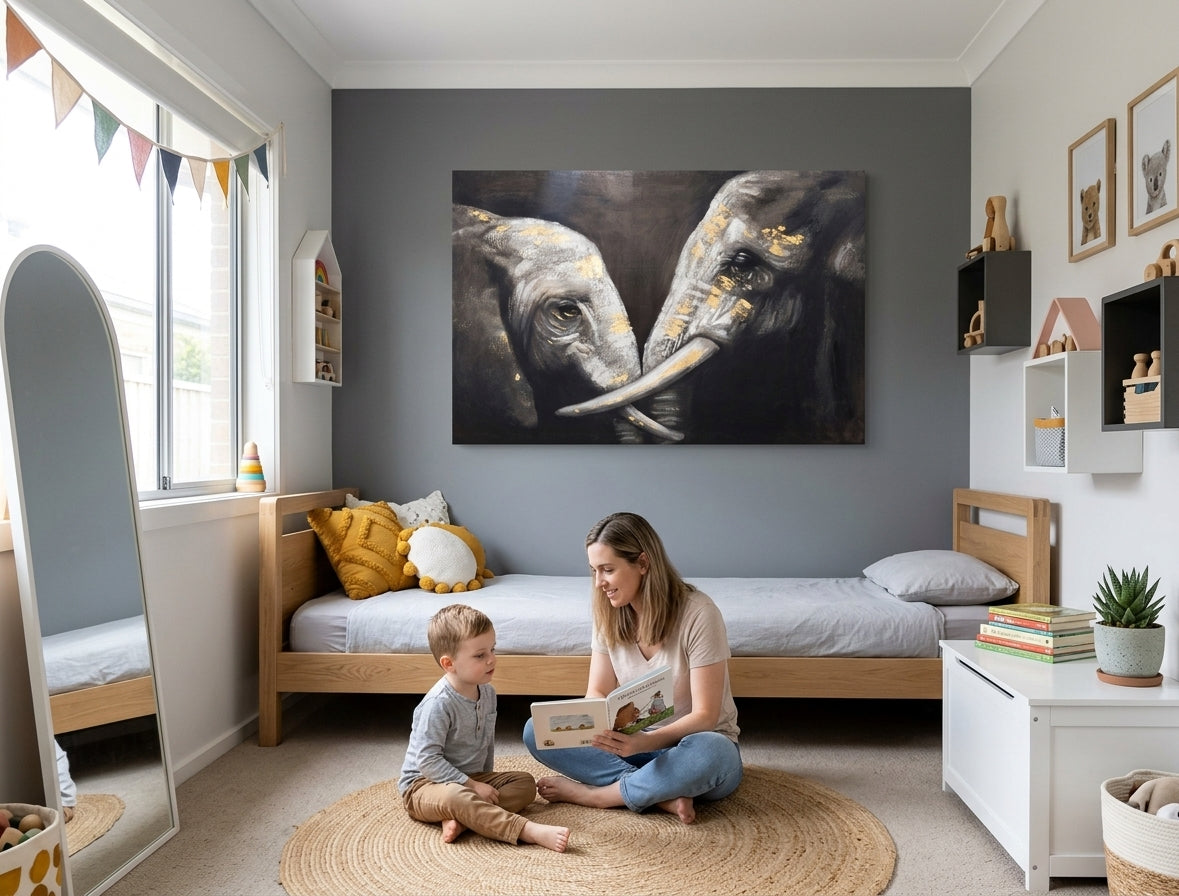 Malovaný obraz na zeď SLONI 120x80 cm – ručně malovaný obraz v elegantním interiéru (Golden hour luxe) | wall mockup | premium canvas | Papilora.sk