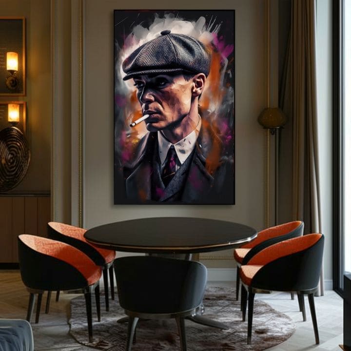 Obraz muže s cigaretou a kšiltovkou, v tmavých a fialových barvách, visí v moderním stylovém interiéru nad dřevěnou konzolí s vázou a svíčkou Papilora.