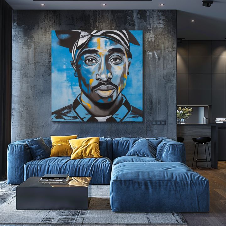 Obraz s portrétem Tupaca Shakura v modrých a zlatých barvách visí v moderním interiéru nad dřevěnou konzolí s vázou a svíčkou Papilora.