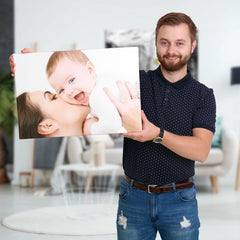 Obraz s potiskem dvou smějících se žen v moderním interiéru nad dřevěnou konzolí s vázou a svíčkou, Papilora.