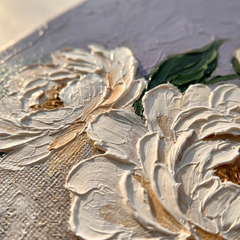 Detailní makro záběr ručně malovaných impasto tahů akrylovou barvou na květech, viditelná 3D textura a reliéf.