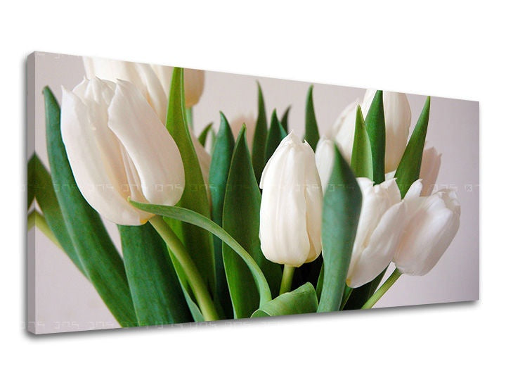 Detailní záběr na bílé tulipány s výraznými zelenými listy, natištěný na plátně s viditelným dřevěným rámem, Papilora.